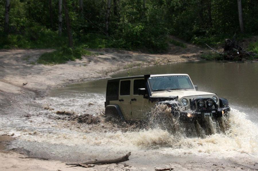  Jeep Wrangler Hemi AEV 2011 года  (фото 49 из 58)